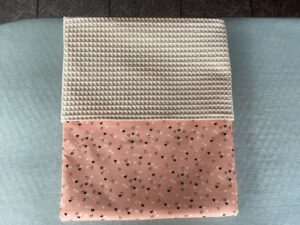 Kinderwagendekentje ecru-zalm hartjes