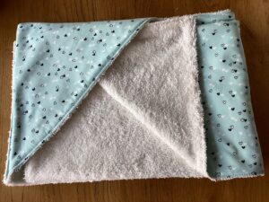 Bad wikkeldoek ecru-mintblauw hartjes