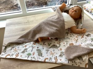 Baby badcape taupe "Dino bos"