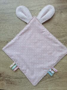 knuffelspuugdoek ecru- zalmstrikjes